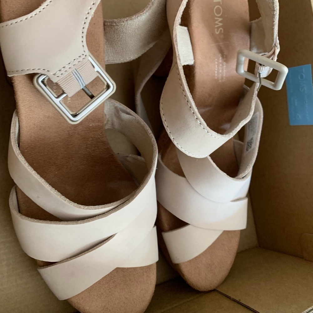 Tom’s wedges worn one time, no rips stains or wear! Size 8.5
